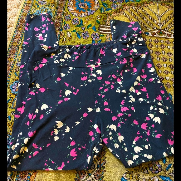 Floral LuLaRoe leggings size Tall & Curvy - Picture 1 of 3